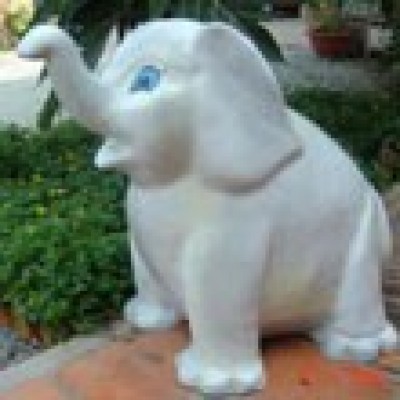 Thùng rác chim cánh cụt đựng rác nơi sân trường